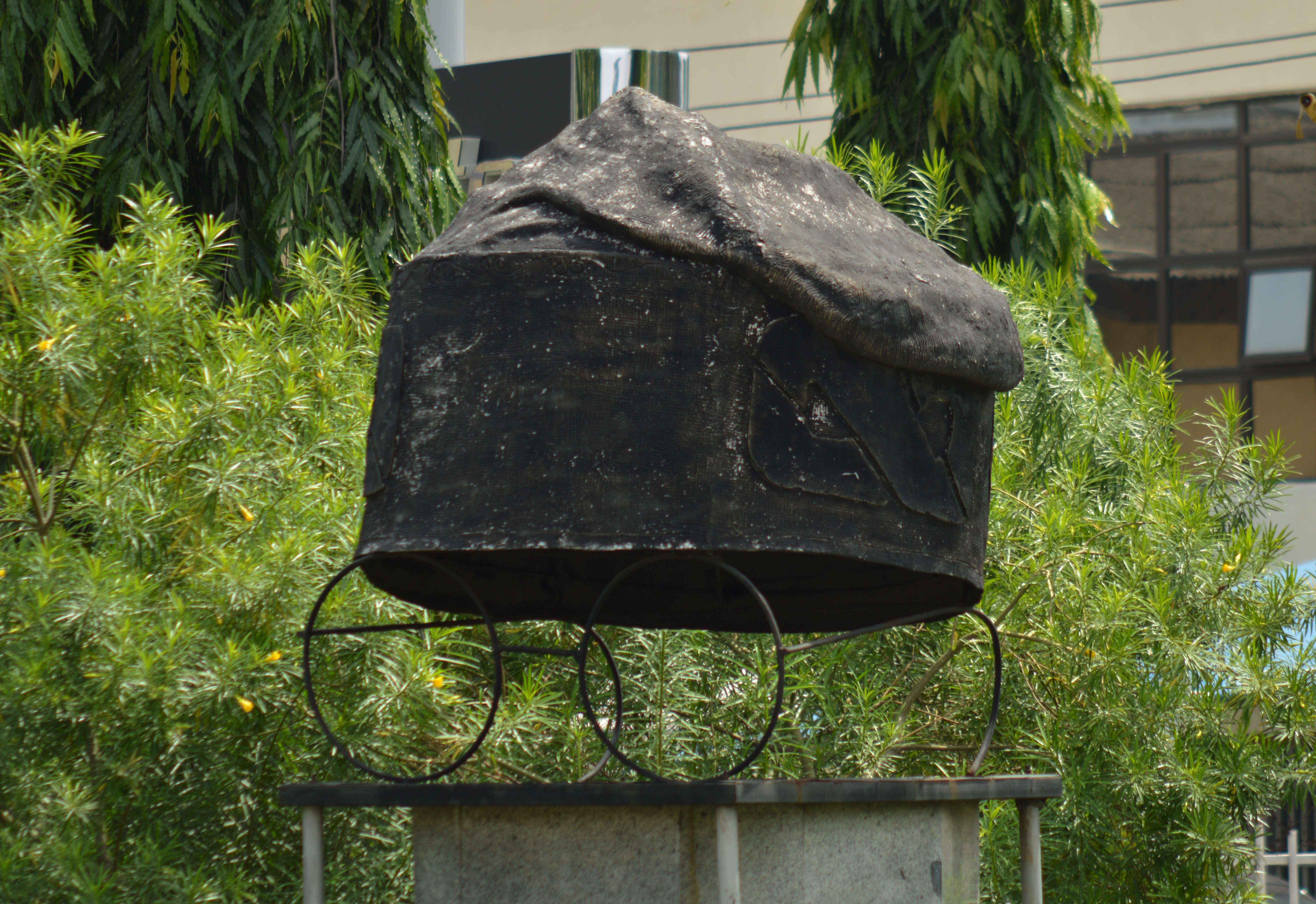 File Symbol Of Bola Tinubu Cap In Apogbon Lagos Jpg Wikimedia Commons