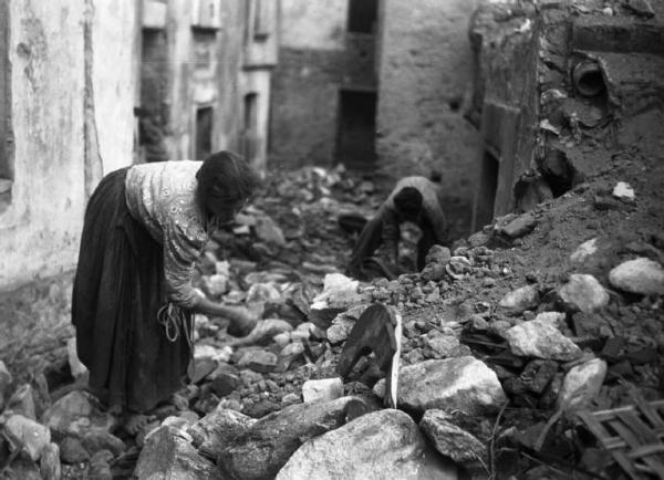 File:Terremoto in Calabria donne scavano.jpg