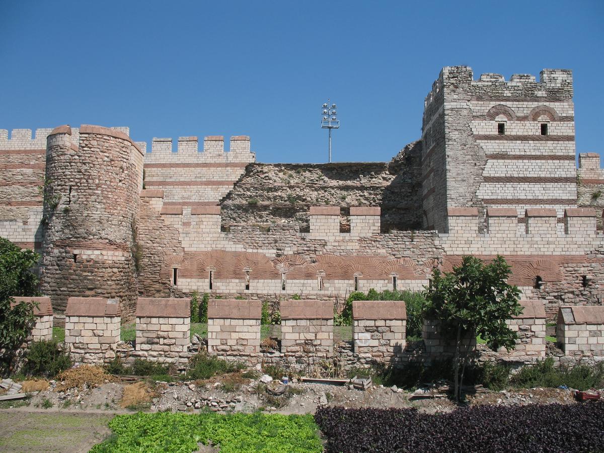 Fichier:Theodosian Walls in Constantinople 5.jpg — Wikipédia