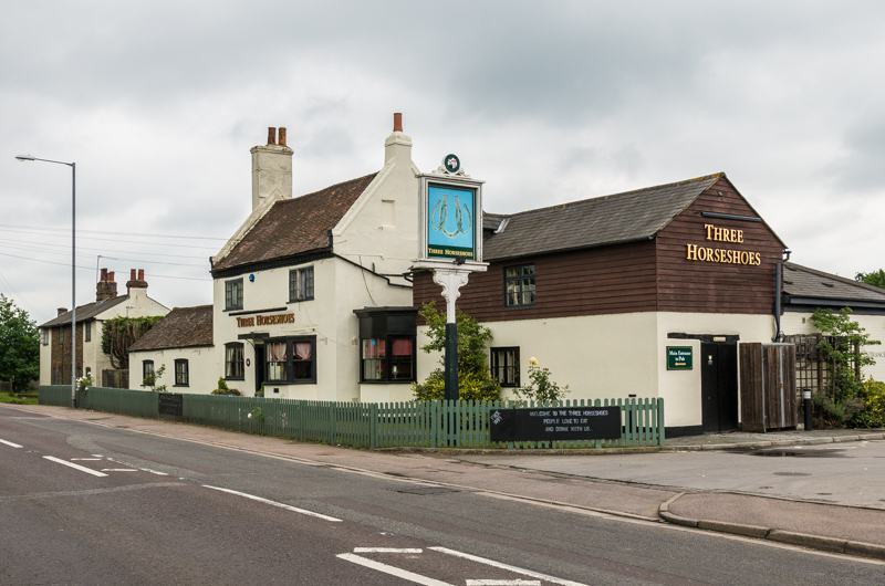 File:Three Horseshoes - geograph.org.uk - 4038535.jpg