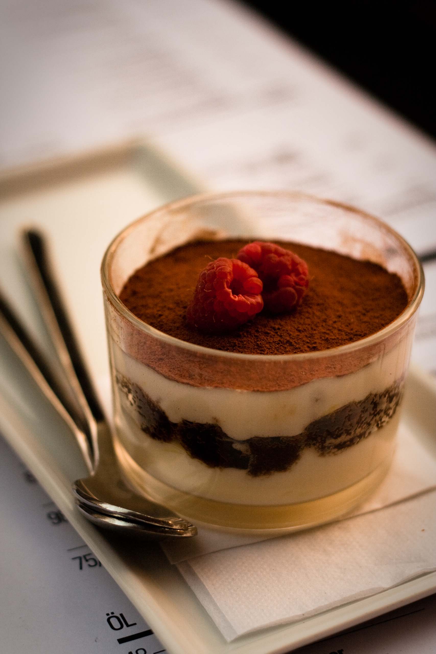 Dessert Tiramisu Dans Un Verre Sur Une Surface Grise Photo stock - Image du  café, traditionnel: 223685740