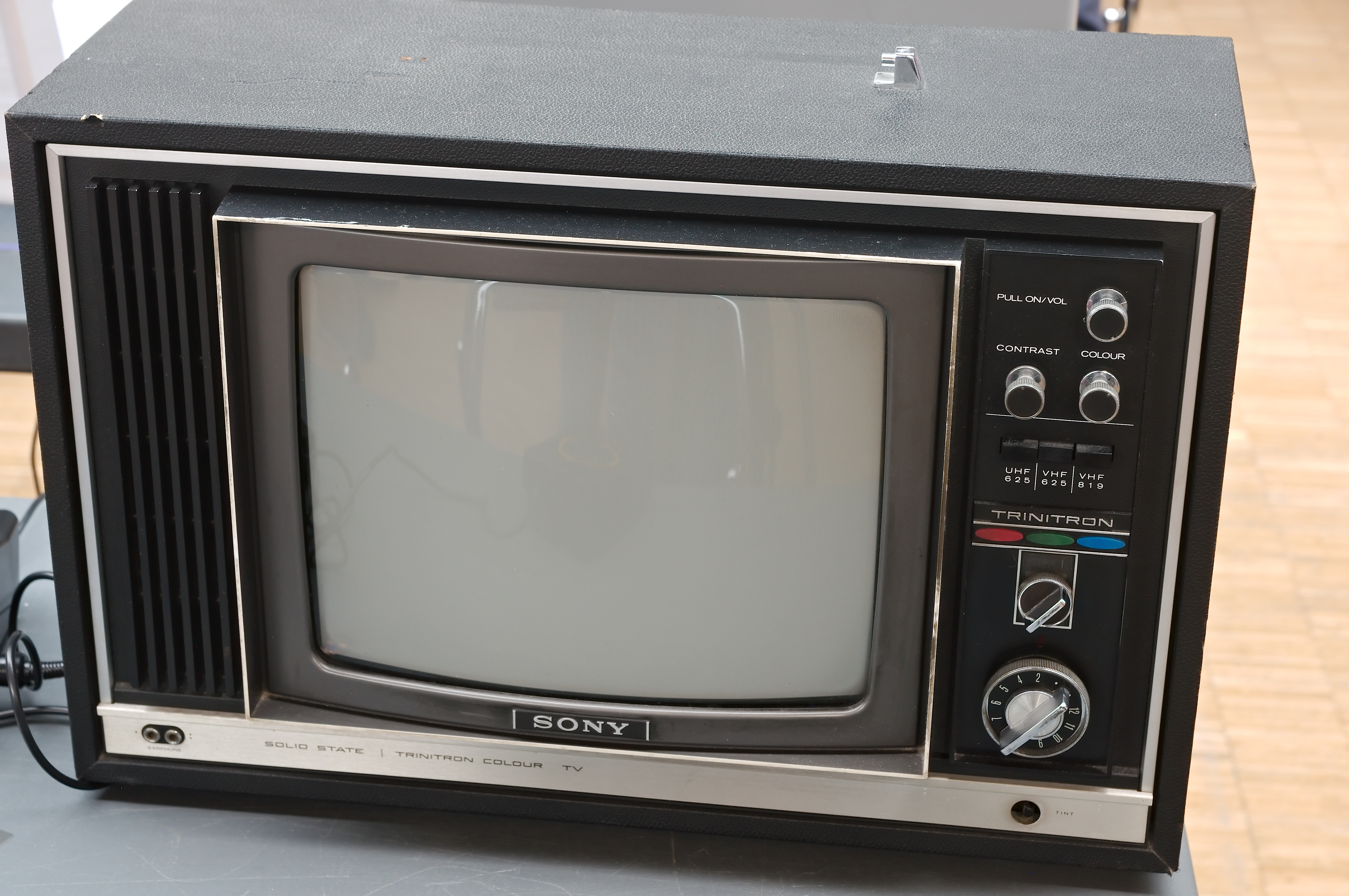 File:Téléviseur couleur Sony Trinitron (26347154180).jpg - Wikipedia