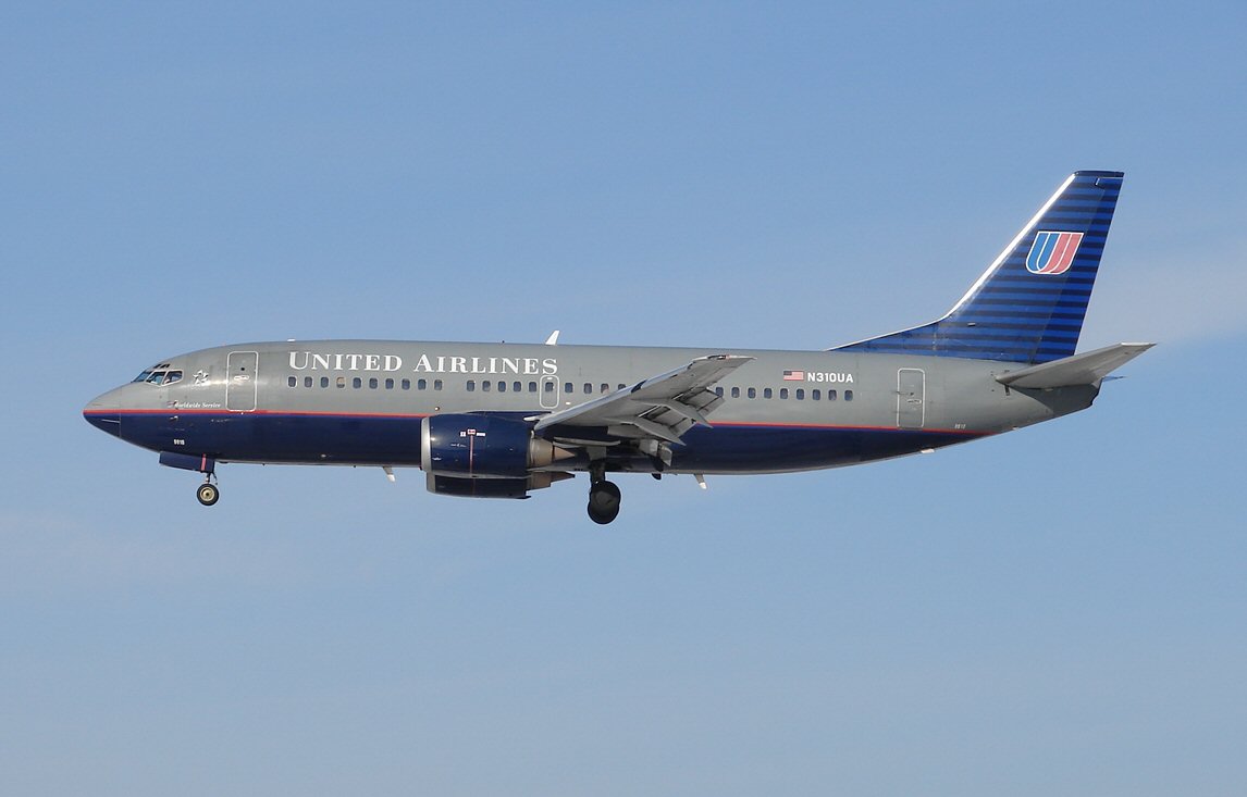 United Airlines Boeing 737 (416074345).jpg