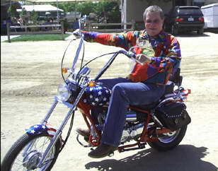 https://upload.wikimedia.org/wikipedia/commons/3/3f/William_Shatner_Pagsta_Mini_Chopper.jpg