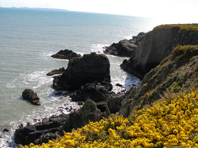 File:Worn down sea stack alongside steep cliffs - geograph.org.uk - 779483.jpg