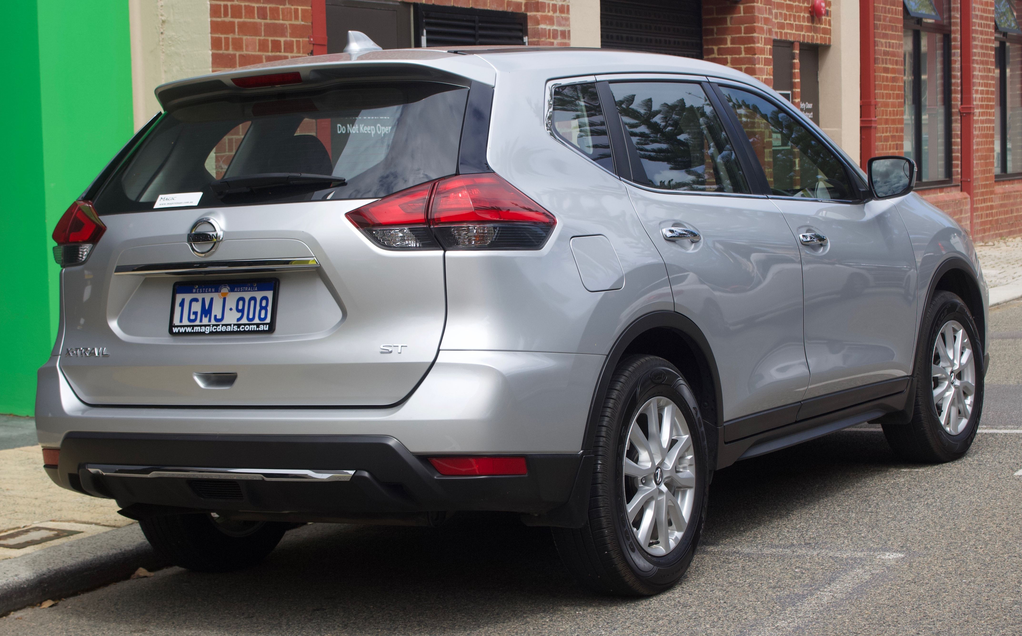 Datei:2018 Nissan X-Trail (T32) ST wagon (2018-10-01) 02.jpg