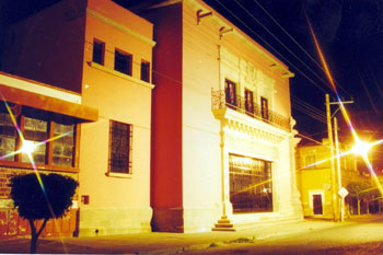 File:Auditorio Lic.José Minero Roque.jpg