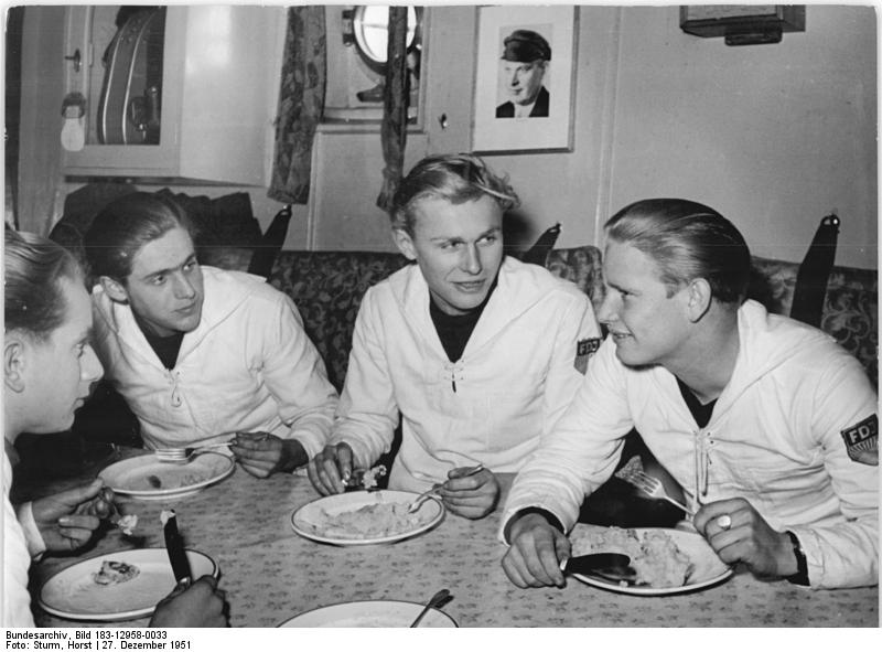 File:Bundesarchiv Bild 183-12958-0033, Segelschulschiff "Wilhelm Pieck", Besatzung.jpg