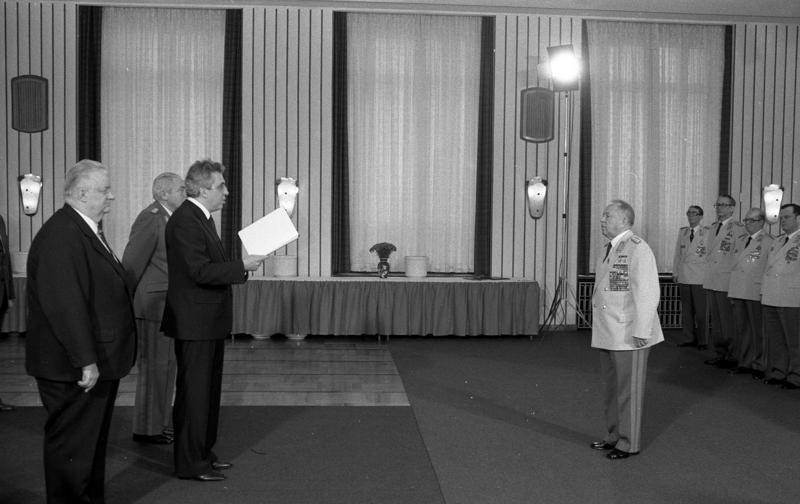 File:Bundesarchiv Bild 183-1985-0208-035, Berlin, 35. Jahrestag des Ministeriums für Staatssicherheit.jpg