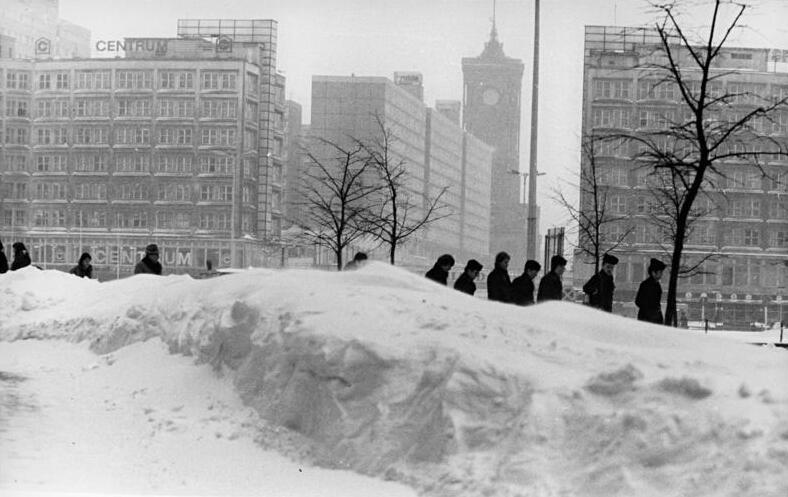 File:Bundesarchiv Bild 183-U0215-0033, Berlin, Alexanderplatz, "Centrum"-Warenhaus, Winter.jpg