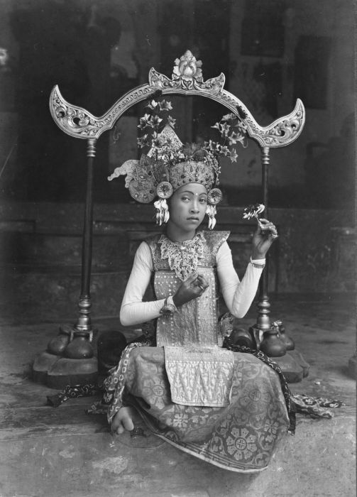 File:COLLECTIE TROPENMUSEUM Portret van een Balinees kind 
