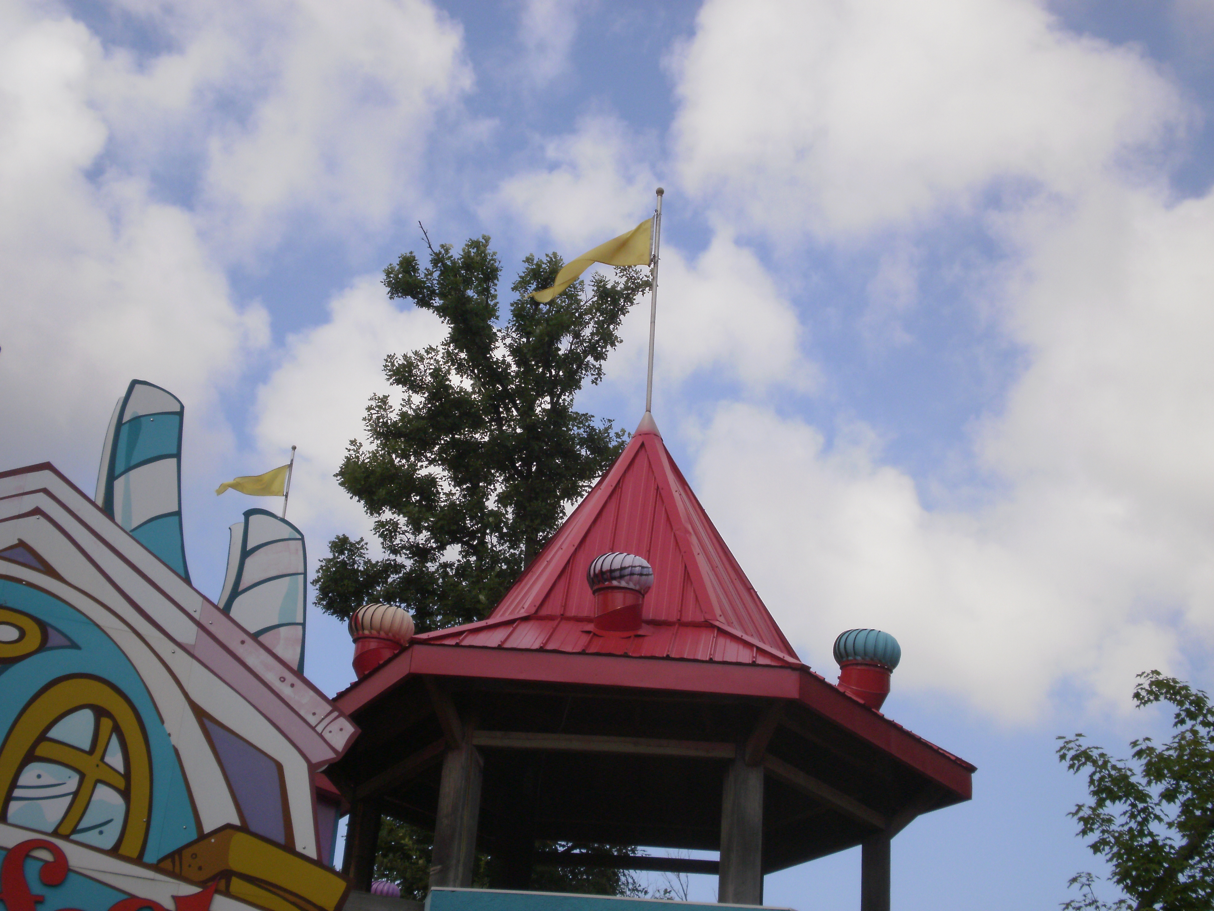 https://upload.wikimedia.org/wikipedia/commons/4/40/Canadas_Wonderland_Kidzville_Candy_Factory_detail.jpg