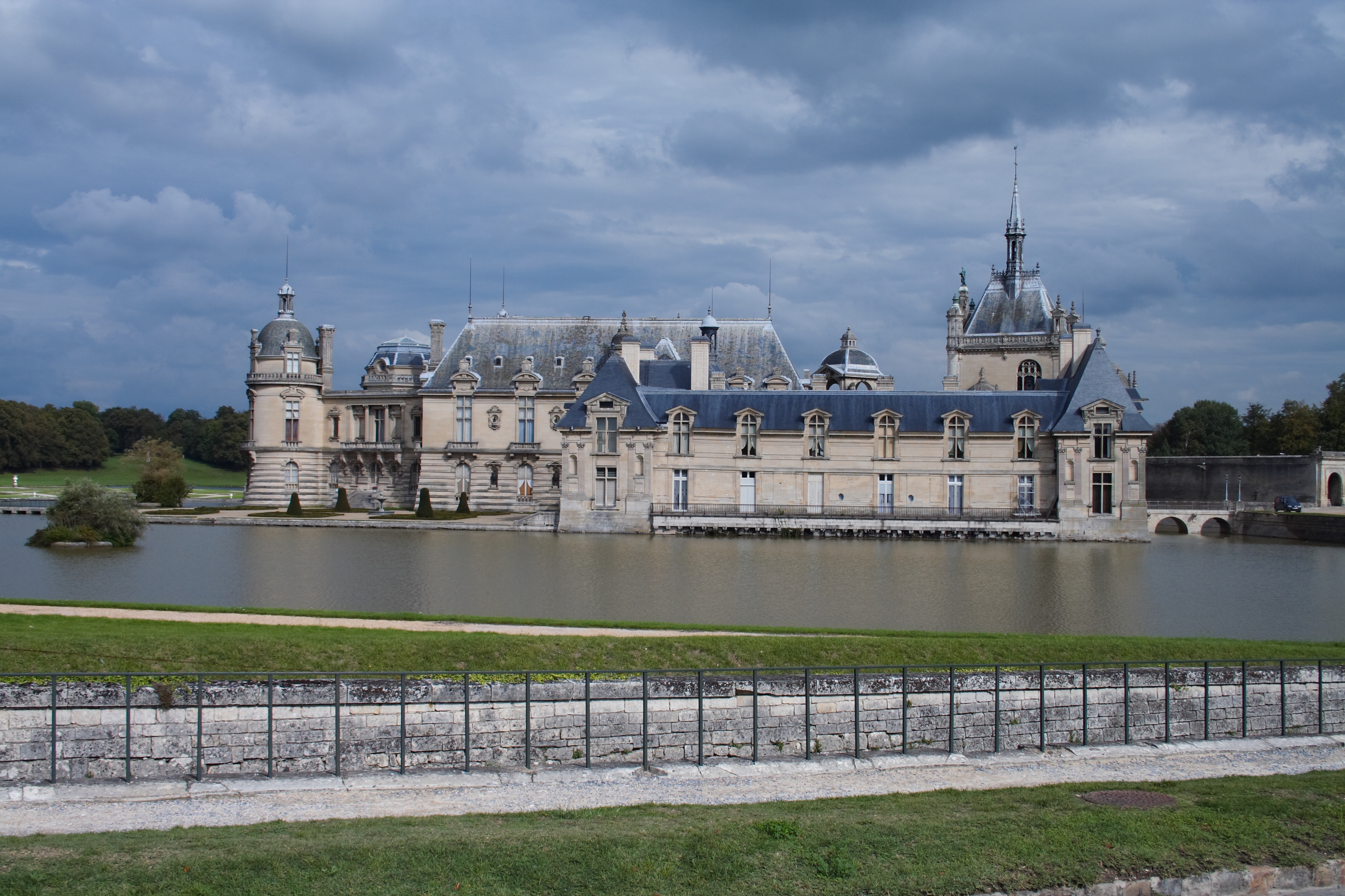 Le château de Chantilly, ovni culturel, s'enfonce dans le rouge