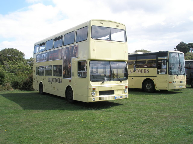 File:Coach and bus at the 2009 Gosport Rally - geograph.org.uk - 1425222.jpg