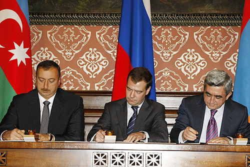 Ilham Aliyev, Dmitry Medvedev and Serzh Sarkisian hold peace talks in Moscow on 2 November 2008.
