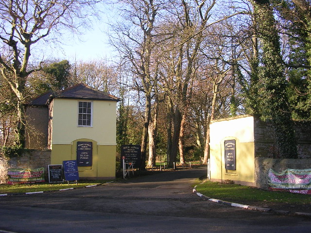 File:Entrance to Mount Oswald Golf Club, Durham - geograph.org.uk - 95277.jpg