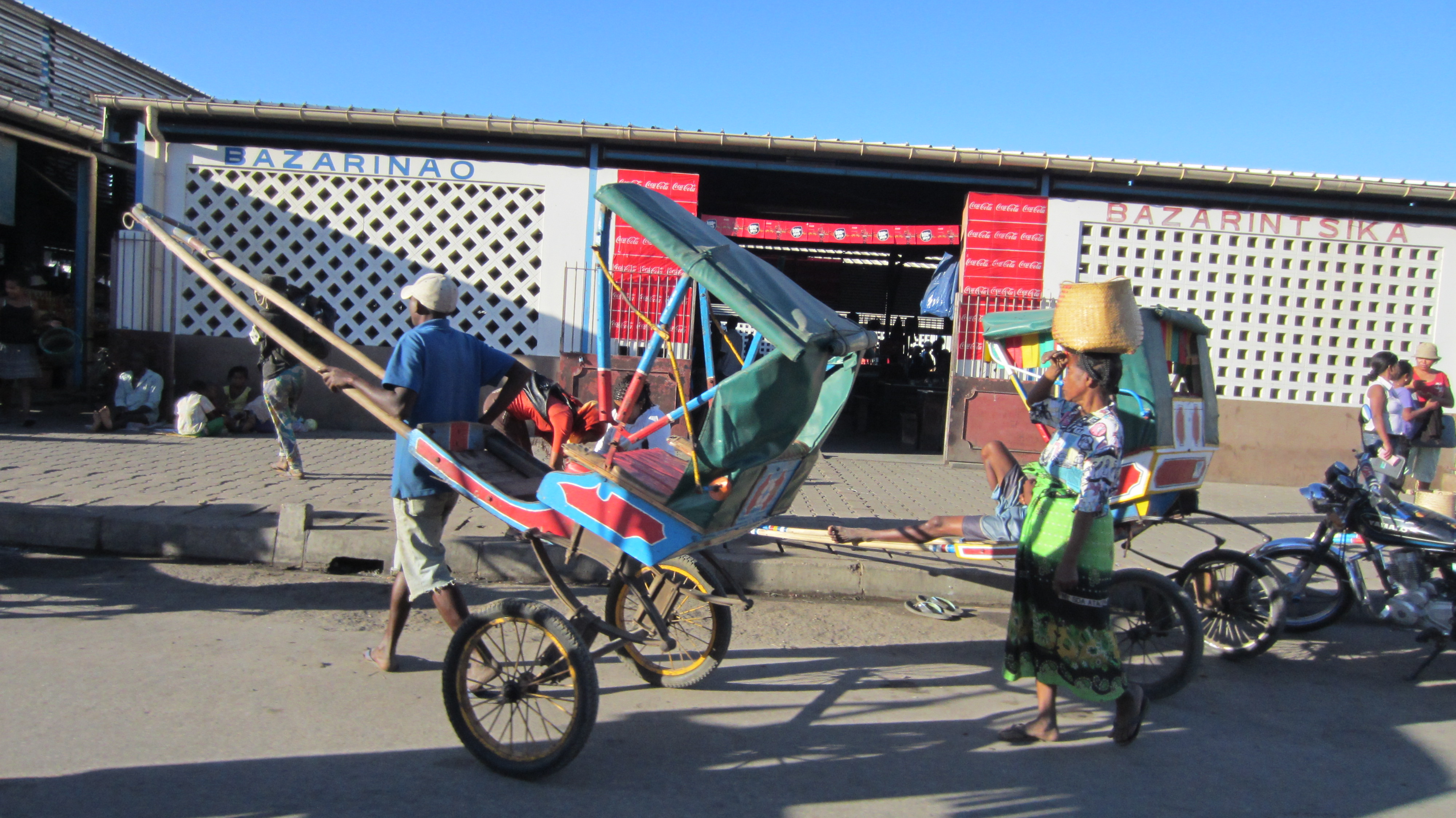 Рикша абинск. Рикша в Индии. Рикша Абинск меню. Rickshaw Mahajanga. Рикша с зонтиком.