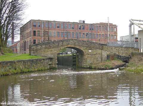 File:Huddersfield Broad Canal - geograph.org.uk - 2233.jpg