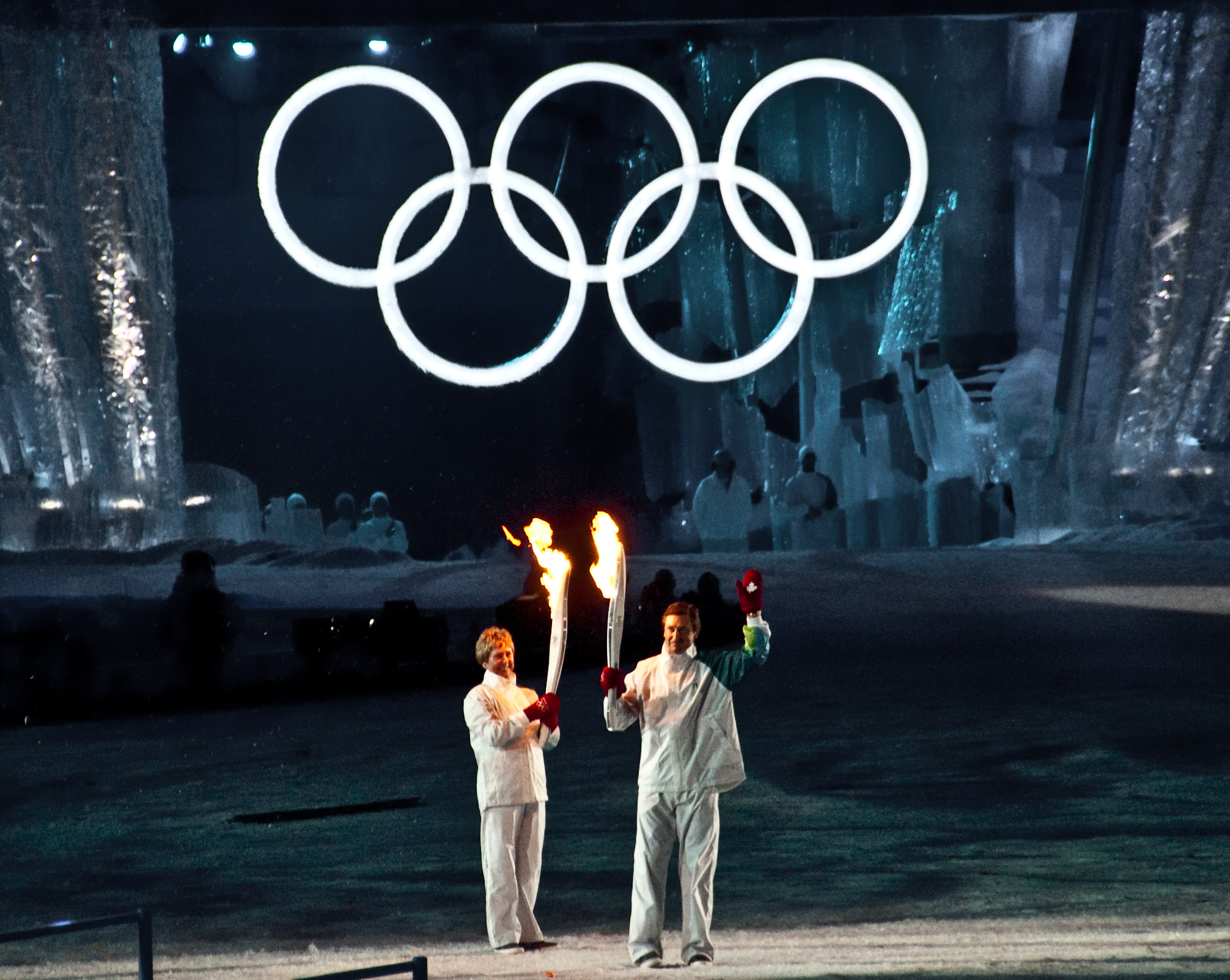 Олимпийский огонь современных игр зажигается. Олимпийский огонь Ванкувер 2010. Зажжение олимпийского огня в Сочи. Зажжение олимпийского огня Сидней. Факел олимпийского огня Олимпийских игр зажигается.