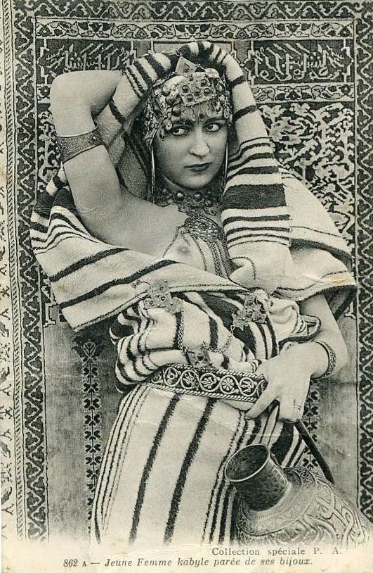 Neurdein - 862A - Jeune femme kabyle paree de ses bijoux.jpg