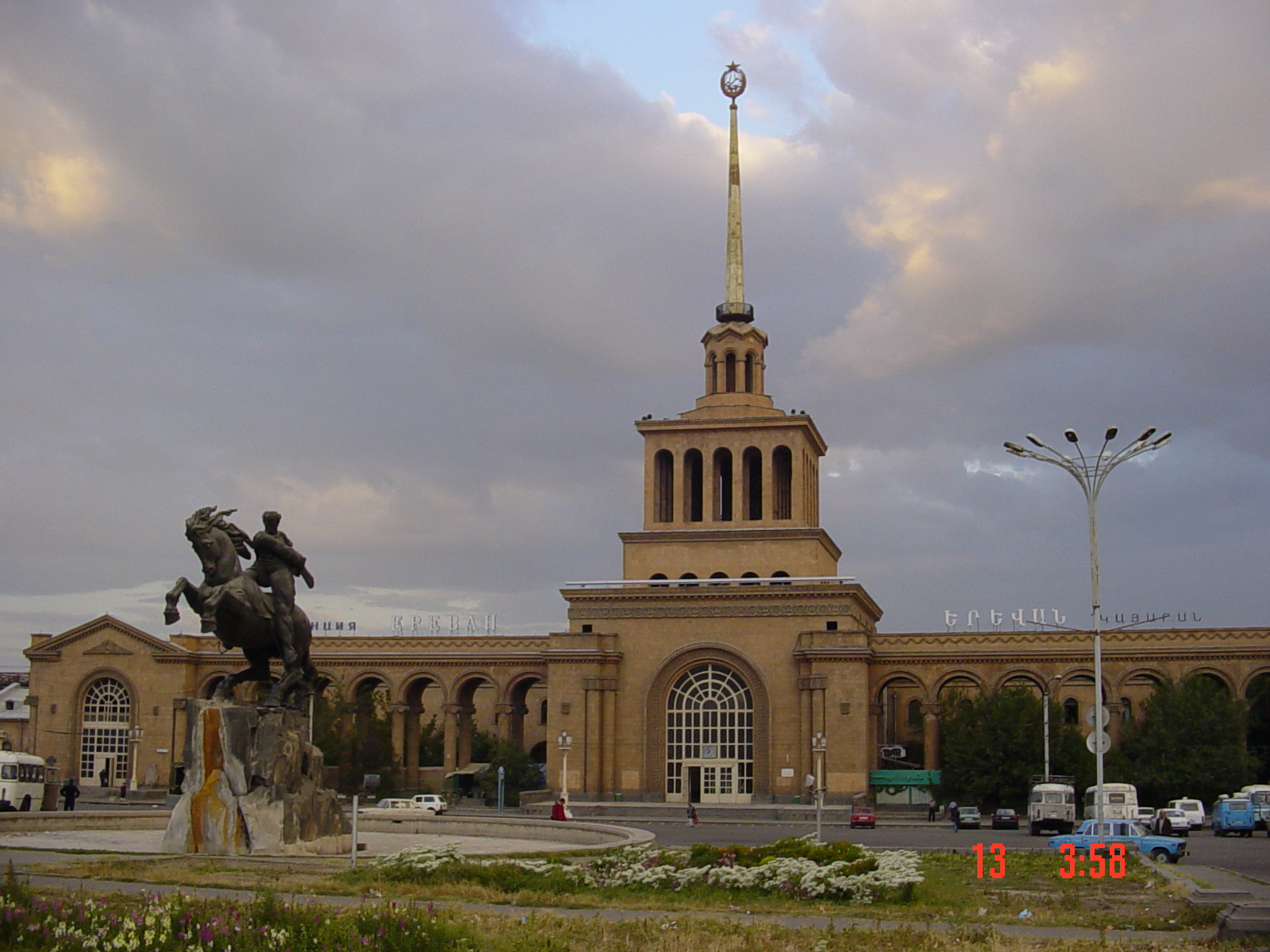 Станция ереван. Железнодорожный вокзал Ереван. ЖД вокзал Армения. ЖД станция Ереван.