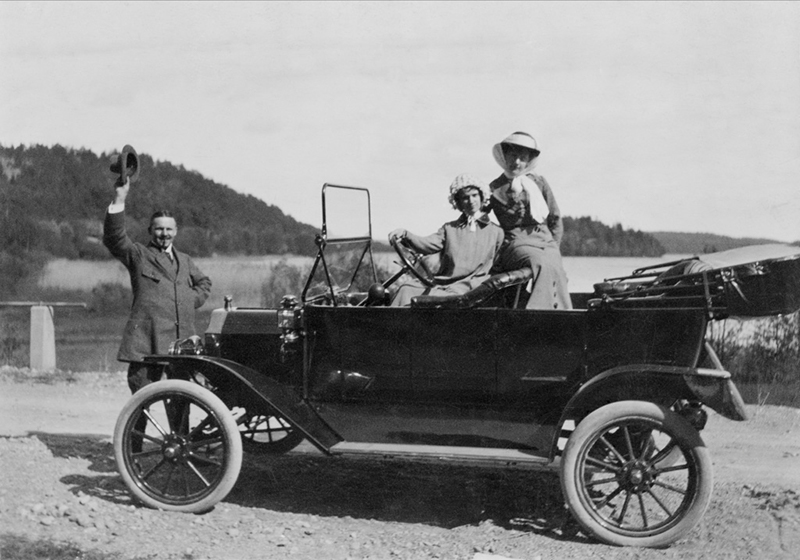 File:Stockholm. Direktör Erik Hagström, Wasabolaget, med sin Ford, hustru och svägerska. Omkr. 1910 - Nordiska Museet - NMA.0051732.jpg