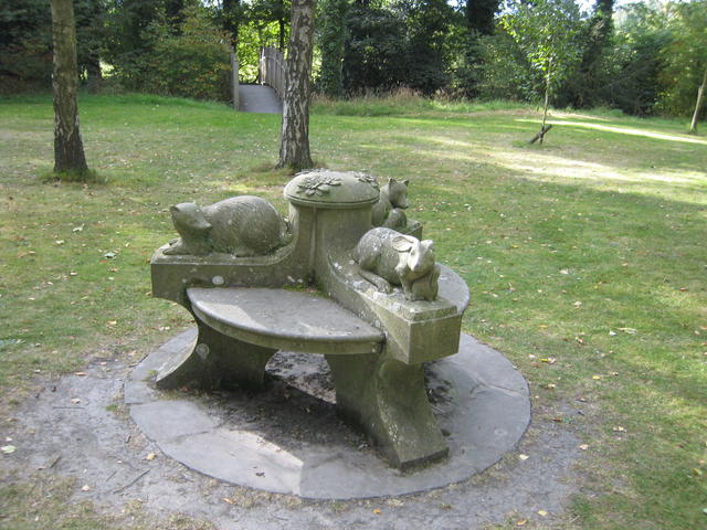 Stone seat - geograph.org.uk - 558073