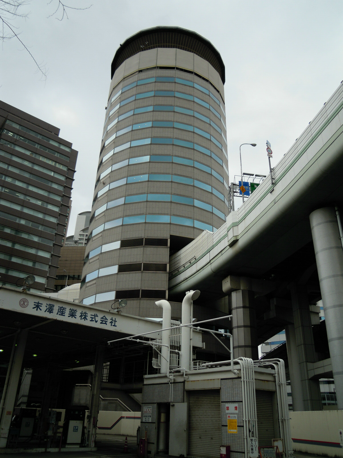 Gate tower. Гейт Тауэр Осака. Gate Tower building. Башня Gate Tower building. Башня Gate Tower building (Gēto Tawā Biru.