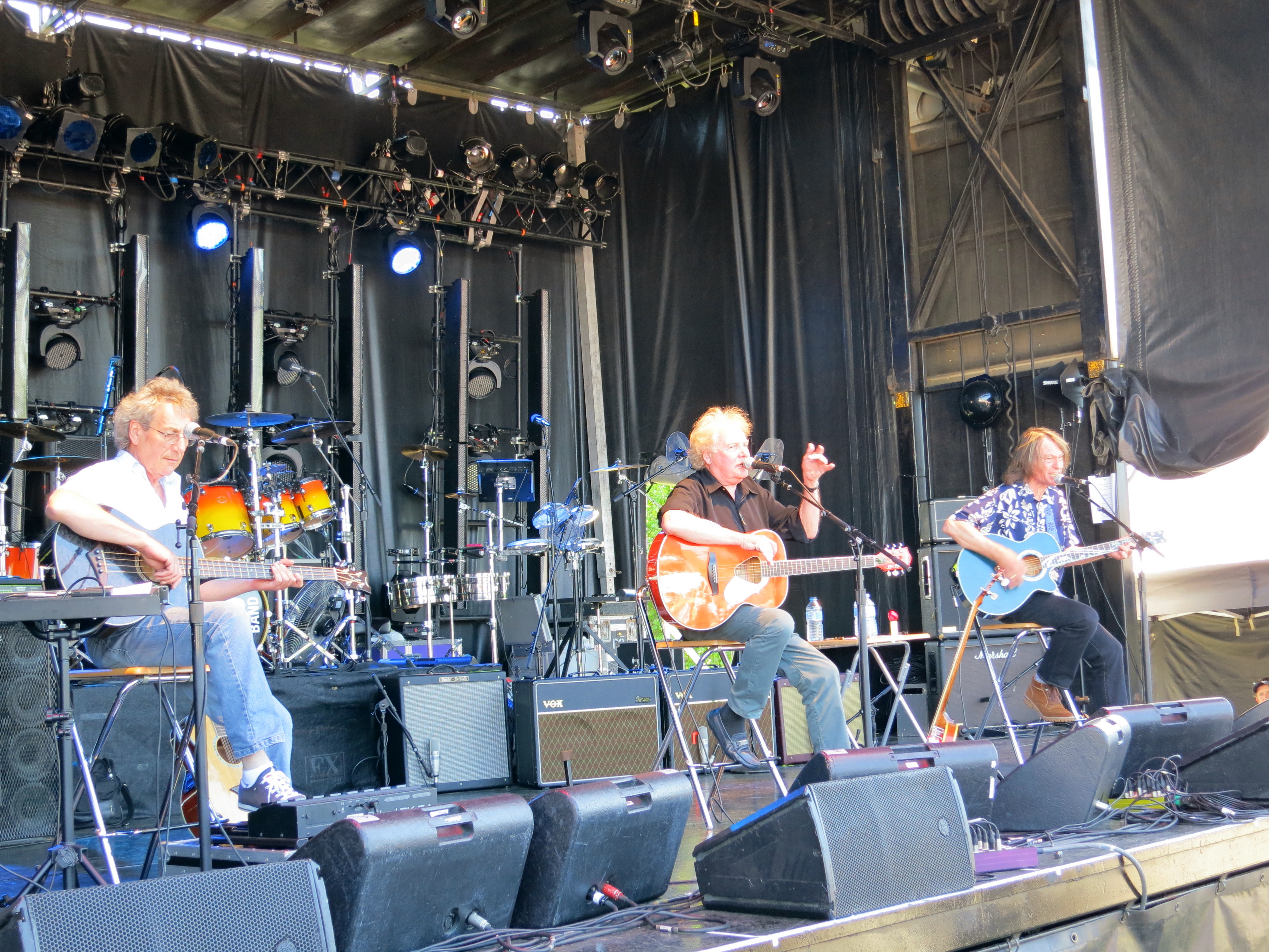 https://upload.wikimedia.org/wikipedia/commons/4/40/The_Strawbs.jpg