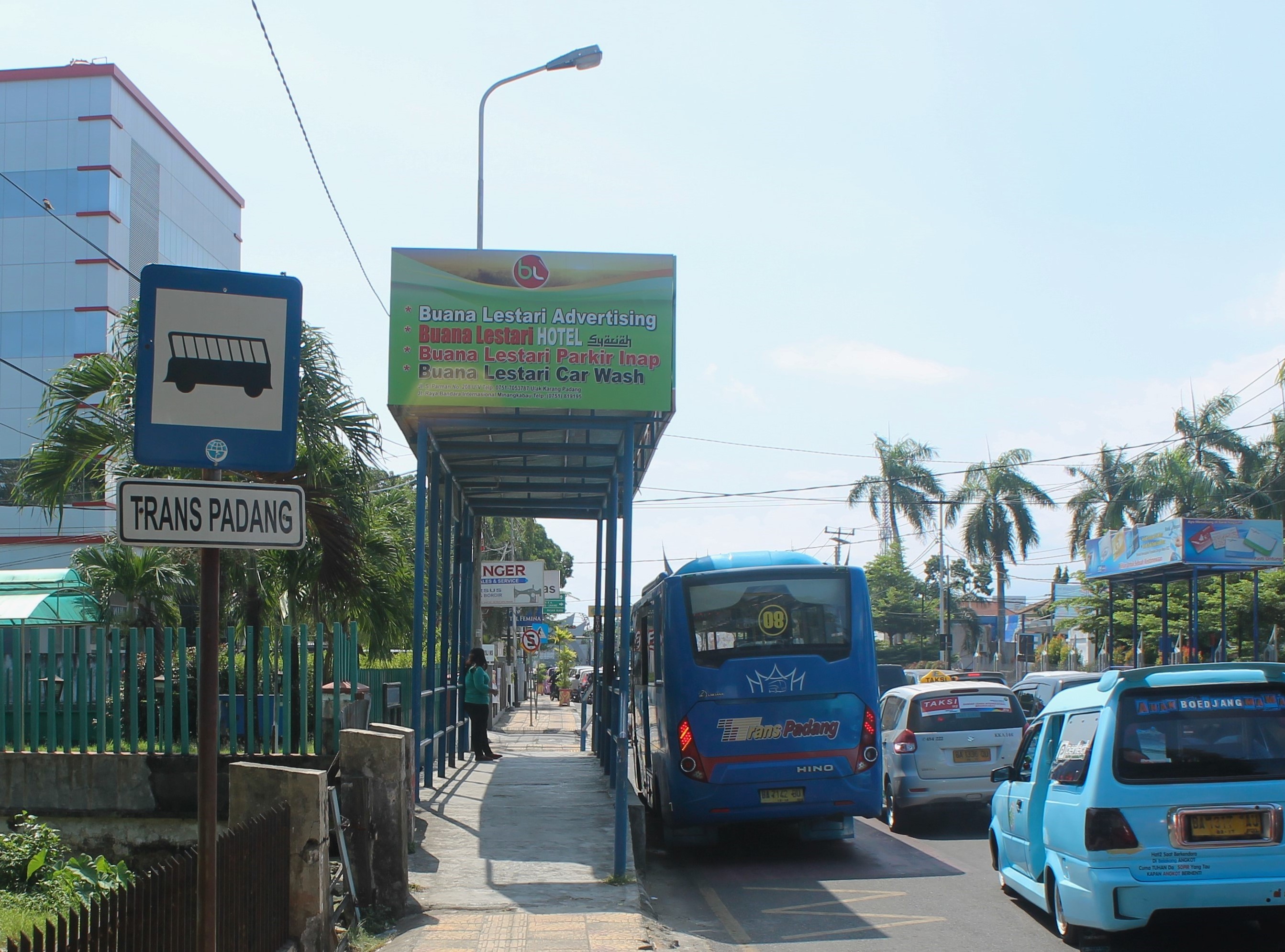Bus Trans Padang Taksi Express dan angkutan kota di depan salah satu halte di Kota Padang