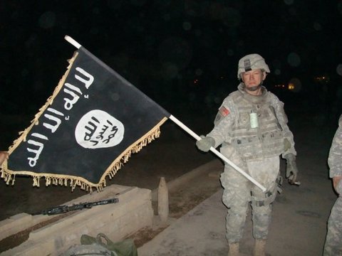 File:U.S. Army soldier with captured ISIS flag in Iraq, December 2010.jpg