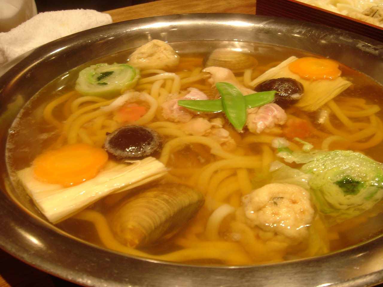 Набэ удон. Японский суп набэ. Сукияки блюдо. Агэмоно набэ.