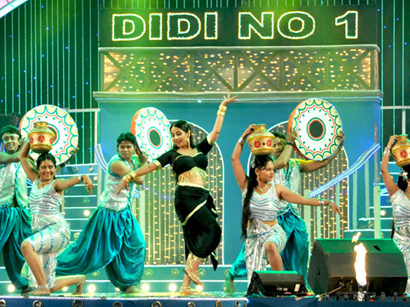 Vidya_Balan_dancing_on_stage_of_Didi_No_1