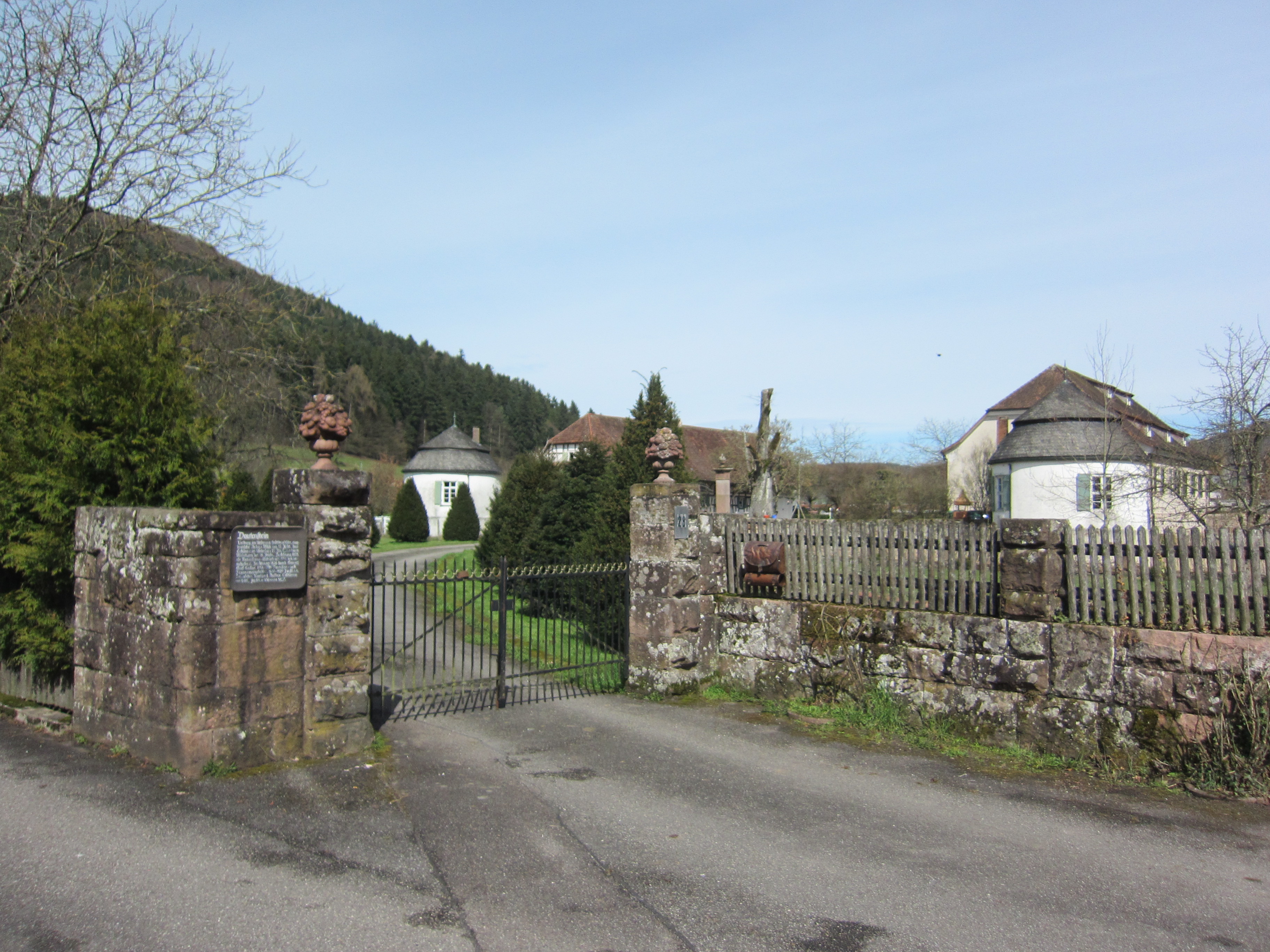 Dautenstein Castle, gate