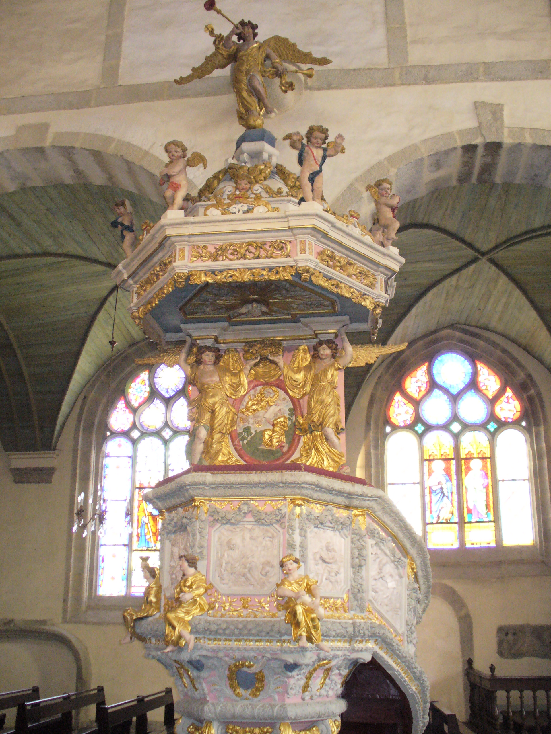 https://upload.wikimedia.org/wikipedia/commons/4/41/4247.Kanzel-Saint_Thegonnec-Der_Deckel_der_Kanzel_ist_verziert_mit_Blumenornamenten_und_Engelsk%C3%B6pfen.Das_Dach_derKanzel_bekr%C3%B6nt_ein_Engel_mit_Trompete.JPG