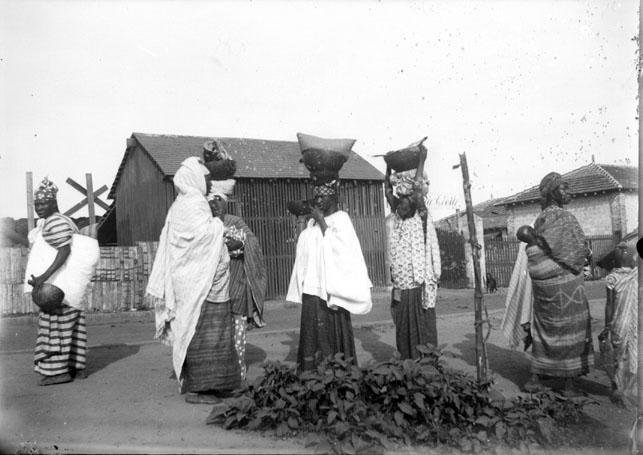 File:Africaines en costume traditionnel revenant du marché, Afrique (5497289604).jpg
