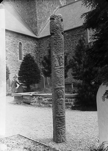 File:An old cross in Llanbadarn Fawr (Cer) churchyard NLW3362993.jpg