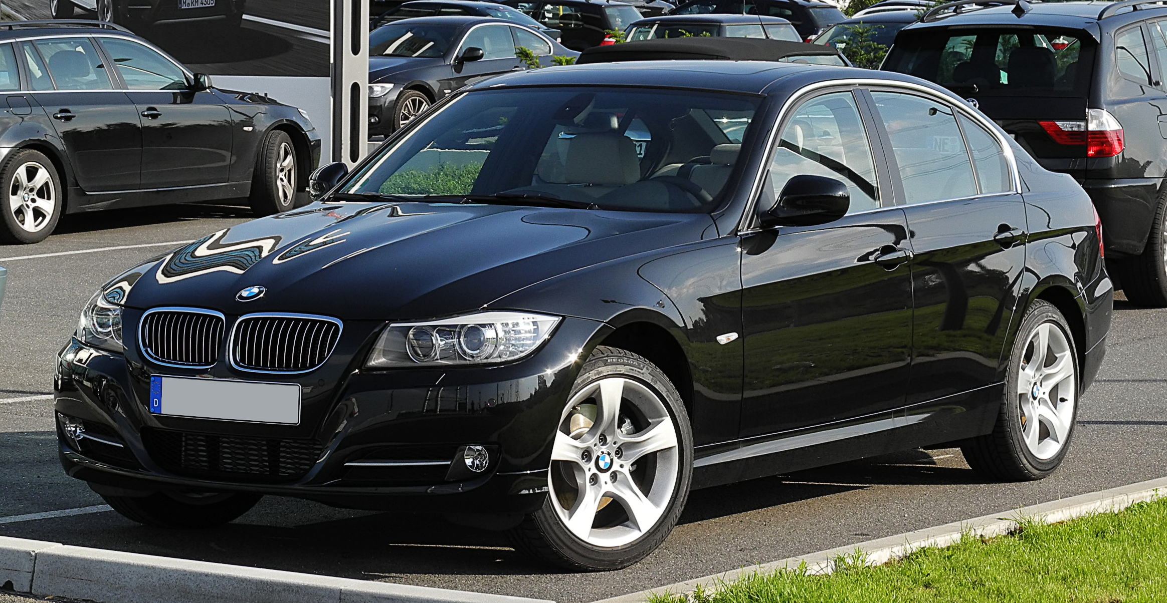 File:BMW 3er (E90) Facelift 20090720 front.JPG - Wikimedia Commons