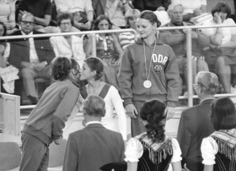 File:Bundesarchiv Bild 183-L0901-0201, XX. Olympiade, DDR-Turnerinnen, Karin Janz, Goldmedaille.jpg