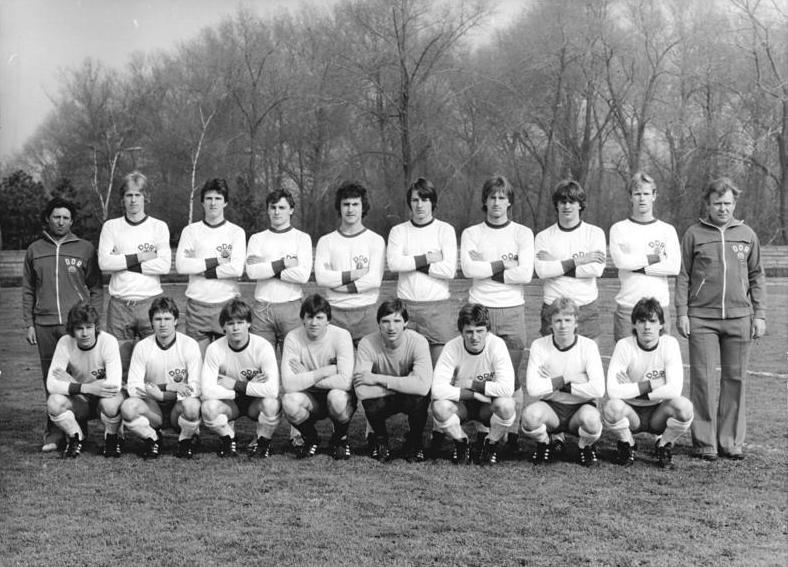 File:Bundesarchiv Bild 183-W0503-028, Mannschaftsfoto der DDR-Fußball-Juniorenauswahl.jpg