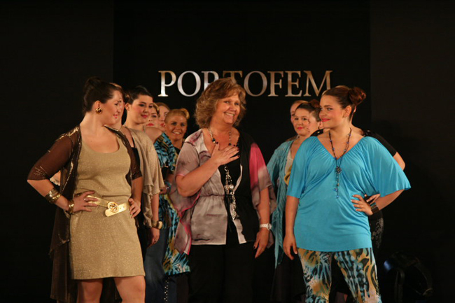 File:Desfile PORTOFEM 2008.JPG