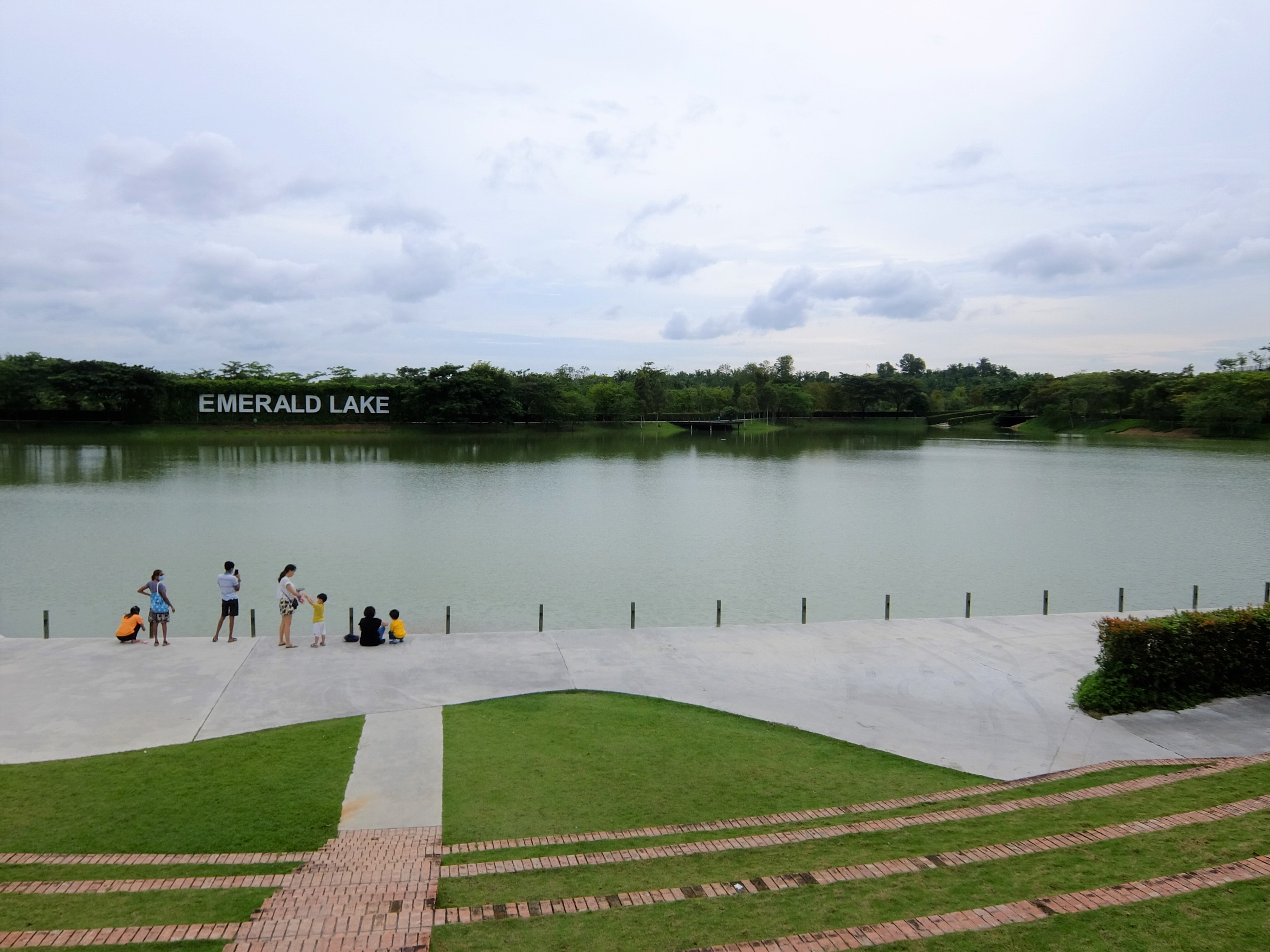 Emerald lake nusajaya