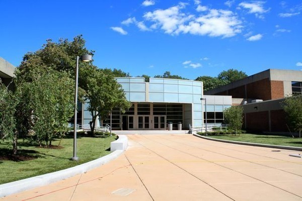 File:Entrance of East Greenwich High School.jpg