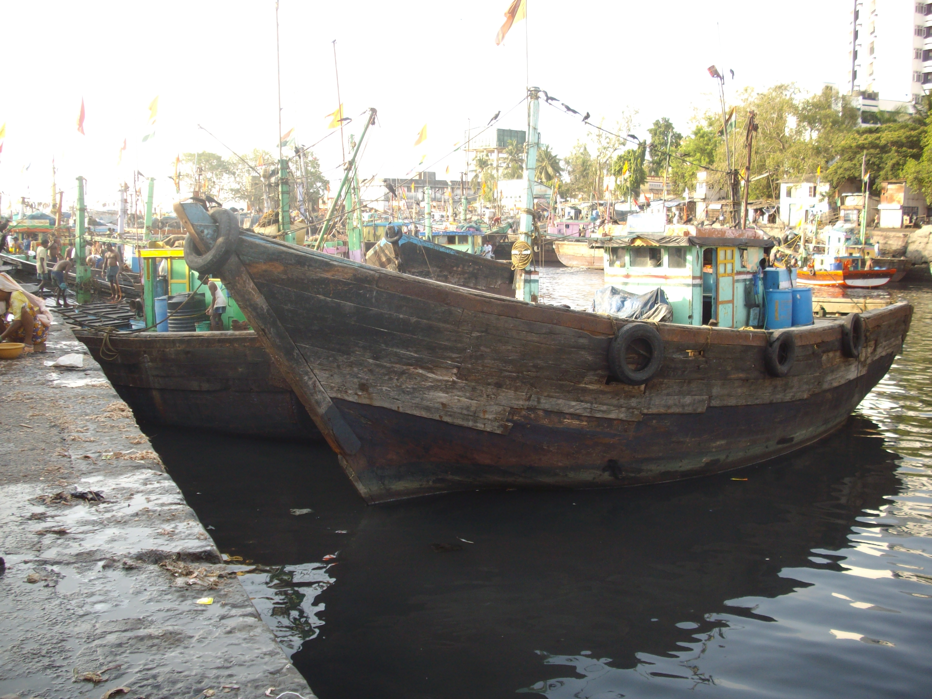 File:Fishing boats at'Sassoon Docks' in Mumbai..JPG ...