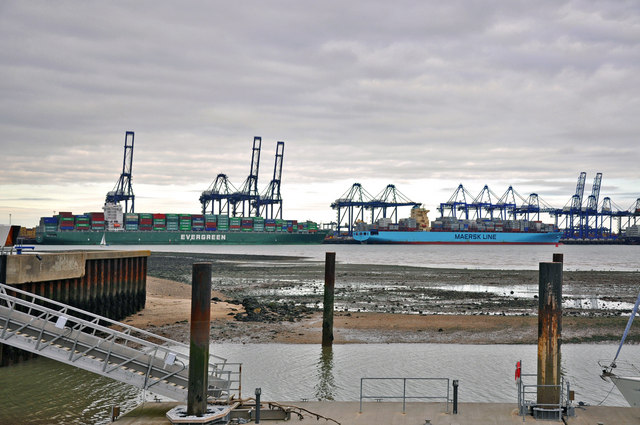 File:Foreshore - Shotley Marina - geograph.org.uk - 1547320.jpg