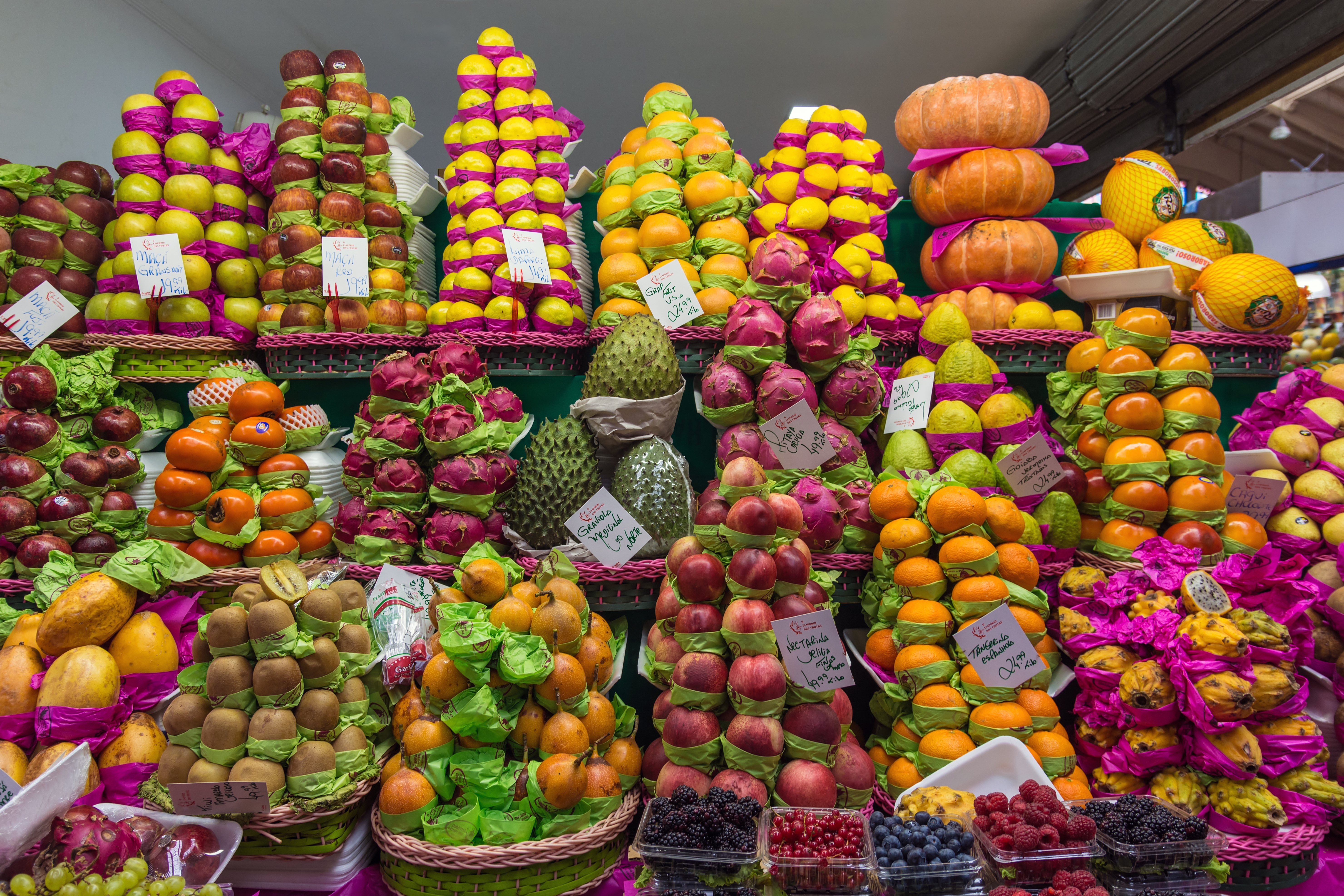 Экзотические фрукты в магните. Бразилия рынок. Экзотические фрукты на рынке. Фрукты тропические на рынке. Фруктовые рынки Бразилии.
