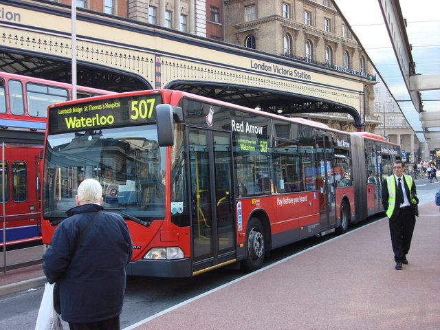 File:Go Ahead London articulated bus Mercedes Benz Citaro G Red Arrow Route 507 in Victoria Bus Station, London 2 April 2007.jpg