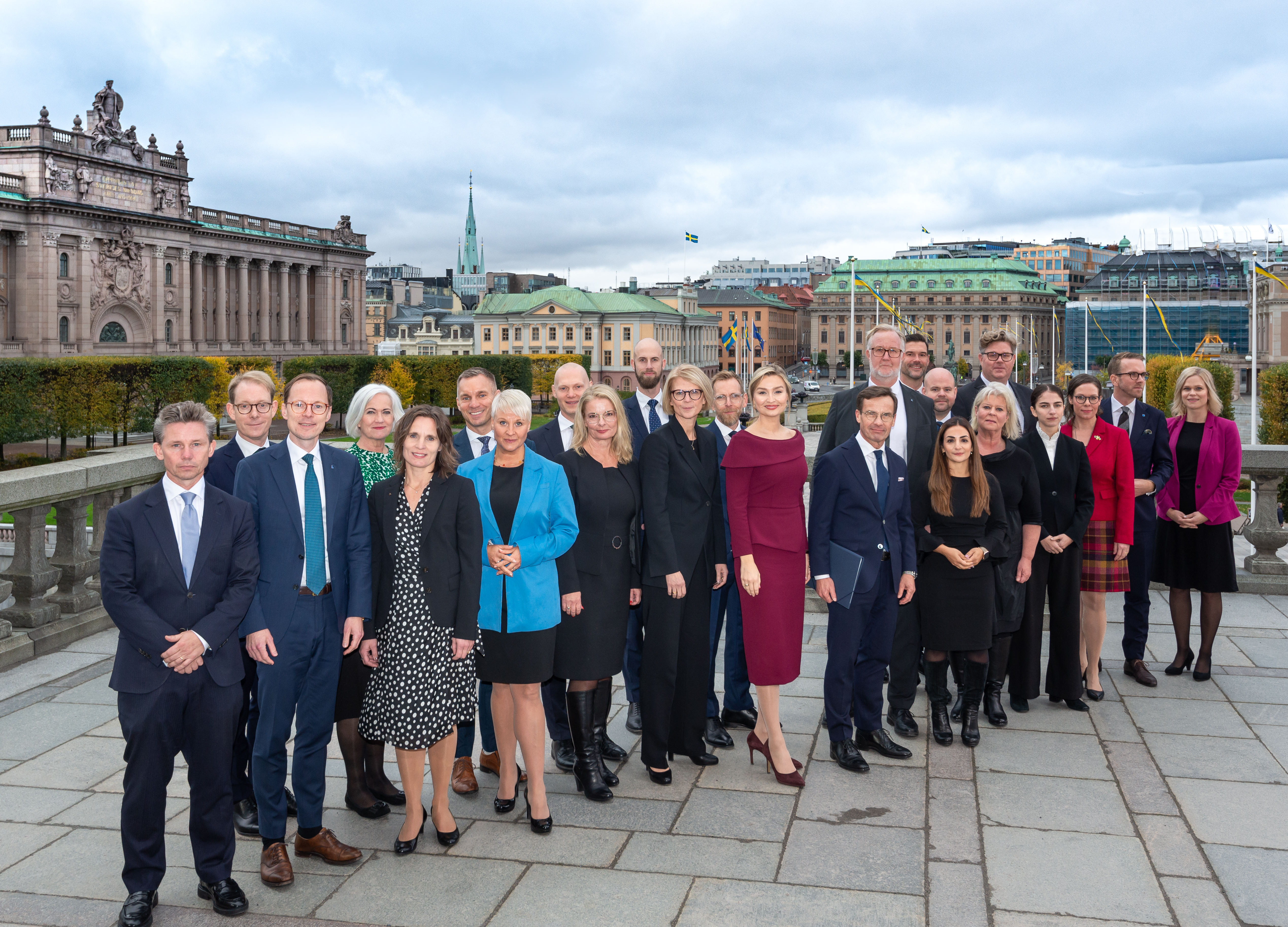 Newly appointed Kristersson Cabinet gathered at Lejonbacken outside the royal palace after the meeting with King Carl XVI Gustaf on 18 October 2022. (Photo: Frankie Fouganthin/Wikimedia Commons/CC BY-SA 4.0)
