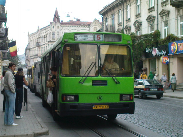 File:LAZ-52528 in Lviv, Ukraine - 002.jpg