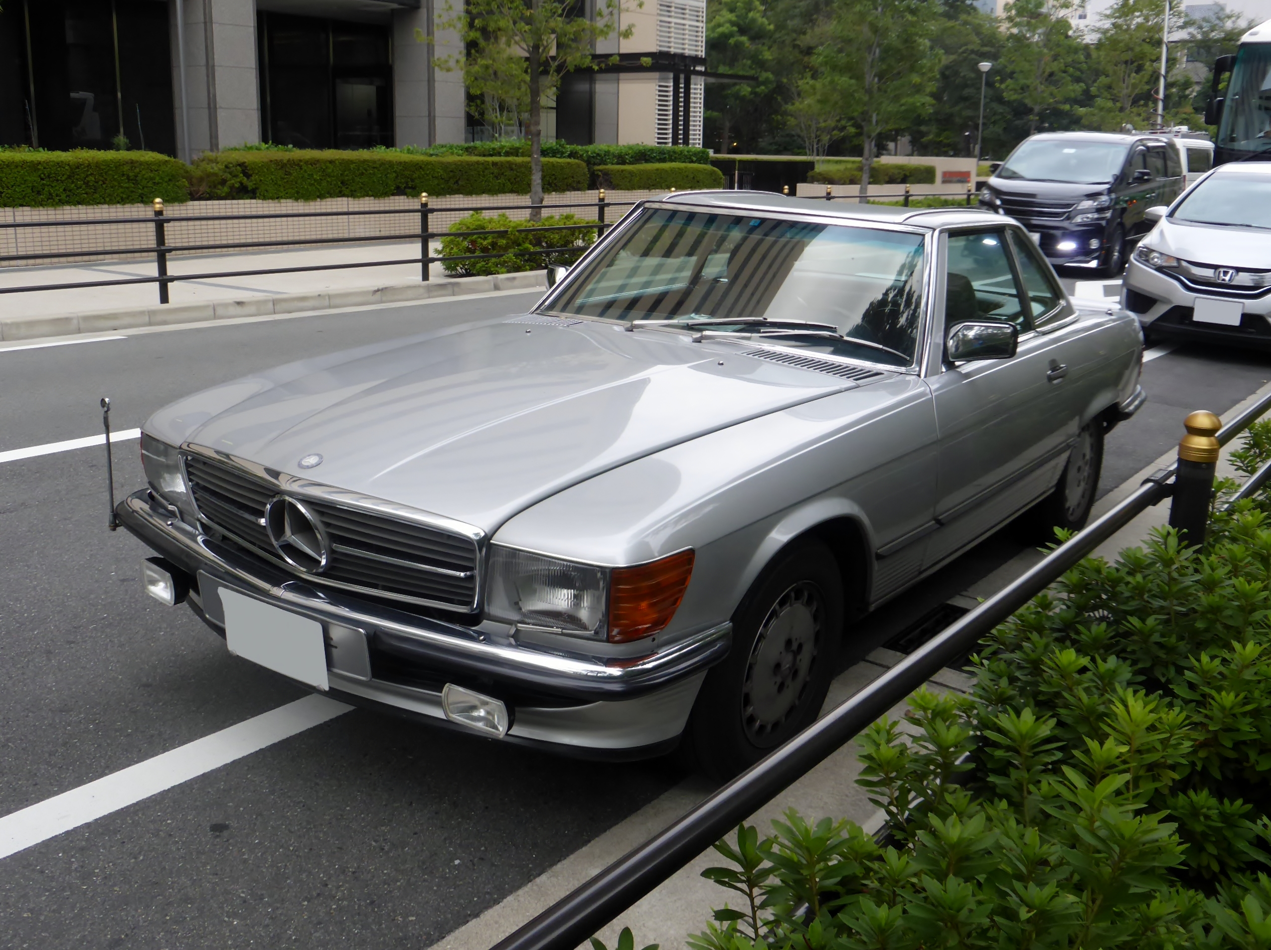 File Mercedes Benz 560sl R107 Front Jpg Wikimedia Commons